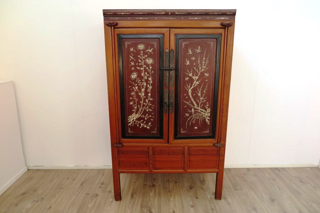 Armadio Cinese Intarsiato In Osso E Legno, A 2 Ante Nella Parte Interna Vi Sono 3 Ripiani E 2 Cassetti. Proveniente Dalla Regione Del Fujian. Dimensioni 103x60xh173cm.