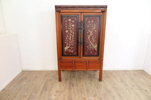 Armadio Cinese Intarsiato In Osso E Legno, A 2 Ante Nella Parte Interna Vi Sono 3 Ripiani E 2 Cassetti. Proveniente Dalla Regione Del Fujian. Dimensioni 103x60xh173cm.