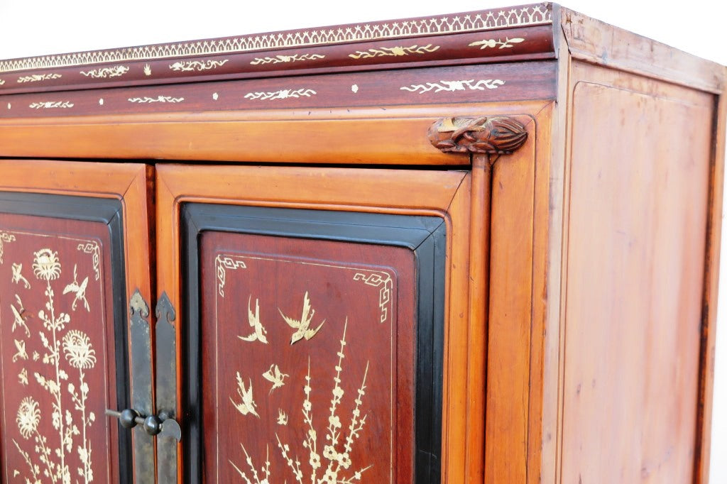 Armadio Cinese Intarsiato In Osso E Legno, A 2 Ante Nella Parte Interna Vi Sono 3 Ripiani E 2 Cassetti. Proveniente Dalla Regione Del Fujian. Dimensioni 103x60xh173cm.