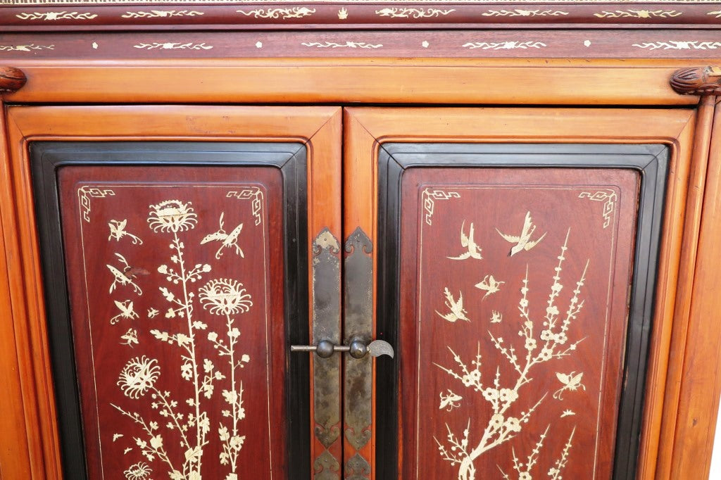 Armadio Cinese Intarsiato In Osso E Legno, A 2 Ante Nella Parte Interna Vi Sono 3 Ripiani E 2 Cassetti. Proveniente Dalla Regione Del Fujian. Dimensioni 103x60xh173cm.