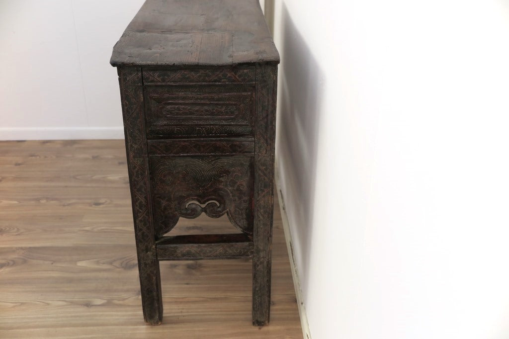 Antico Altare Tibetano Impiegato Con Molta Probabilità In Un Monastero Autentica Infatti  La Mancanza Dello Schienale Del Mobile Che Veniva Usato Come Cassa Armonica Per Il Suono Delle Campane Tibetane. Pezzo Unico. Databile Primi '900. Dimensioni 98x38xh74cm.