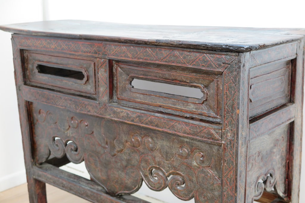 Antico Altare Tibetano Impiegato Con Molta Probabilità In Un Monastero Autentica Infatti  La Mancanza Dello Schienale Del Mobile Che Veniva Usato Come Cassa Armonica Per Il Suono Delle Campane Tibetane. Pezzo Unico. Databile Primi '900. Dimensioni 98x38xh74cm.