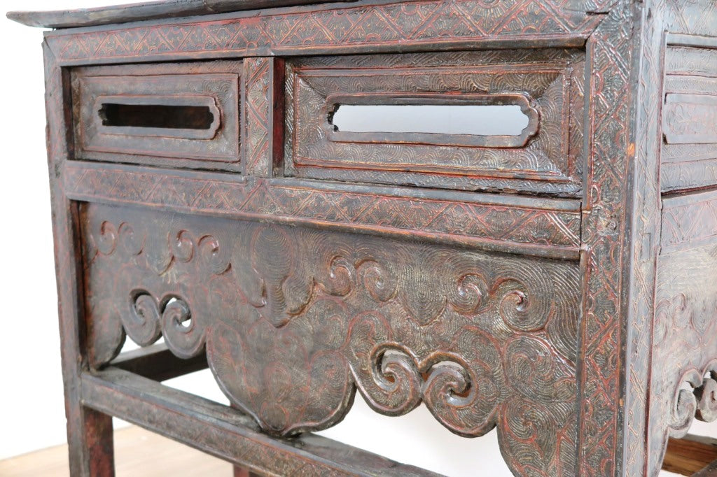 Antico Altare Tibetano Impiegato Con Molta Probabilità In Un Monastero Autentica Infatti  La Mancanza Dello Schienale Del Mobile Che Veniva Usato Come Cassa Armonica Per Il Suono Delle Campane Tibetane. Pezzo Unico. Databile Primi '900. Dimensioni 98x38xh74cm.