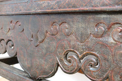 Antico Altare Tibetano Impiegato Con Molta Probabilità In Un Monastero Autentica Infatti  La Mancanza Dello Schienale Del Mobile Che Veniva Usato Come Cassa Armonica Per Il Suono Delle Campane Tibetane. Pezzo Unico. Databile Primi '900. Dimensioni 98x38xh74cm.