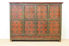 Carica l&#39;immagine nel visualizzatore di Gallery, Madia tibetana in legno di foresta composta da 8 pannelli e 4 ante centrali, assemblata ad incastri senza l&#39;uso di parti in metallo. Le decorazioni in pasta di gesso e oro sono classiche  della cultura tibetana buddista, la laccatura è a rilievo. Databile fine &#39;800 primi &#39;900. Pezzo unico, integro ed originale in ogni sua parte. Dimensioni 130x40xh95cm.
