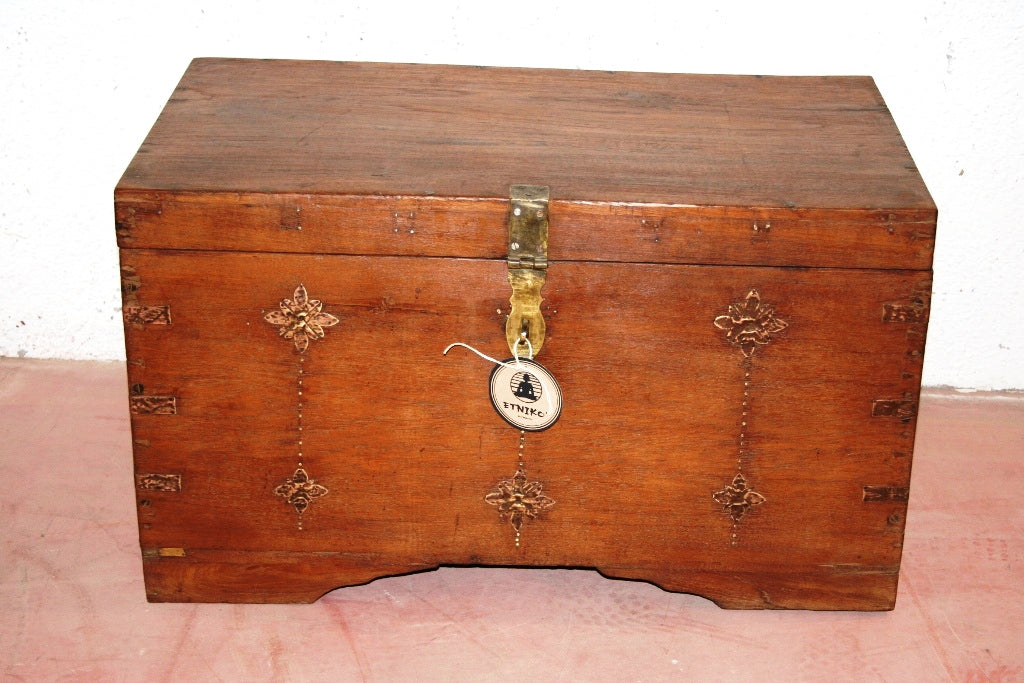 Baule Coloniale Indiano In Teak Cesellato Con Bronzo, Utilizzato In Origine Per Trasportare Tessuti E Gioielli Negli Spostamenti, Internamente Ci Sono Vari Scomparti E Vani Nascosti. Databile Fine '800 Primi '900. Integro Ed Originale In Ogni Sua Parte, Incisioni E Cesellature In Bronzo Sono Autentiche. Pezzo Unico E Di Difficile Reperibilità. Dimensioni 82x46xh47cm.