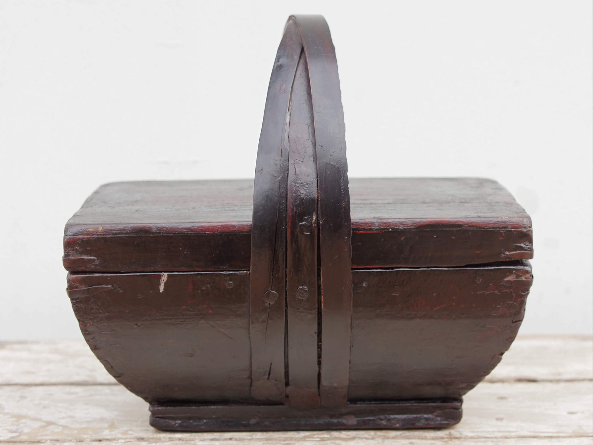 Scatola Portavivande In Legno,databile prima metà 900 .  legno di olmo laccato su base di gesso .  conservata al 100% in ogni sua parte .  Provenienza Cina,  Dipinto Nero. Dimensioni 25x35xh32 cm