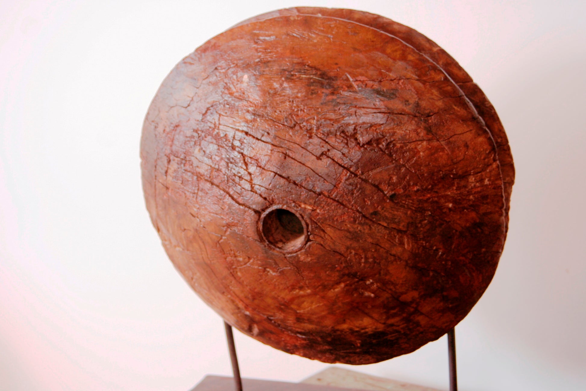 Chiave Di Volta Antica Usata Come Tirante Per Tende di Popoli Nomadi. Oggetti Molto Rari E Di Difficile Reperibilità Originali Dell'India Del Nord, Zona Gujarath E Confini Con Pakisthan. Formati Da Un Unica Sezione Di Tronco Poi Resa "Scultura" Con Basamento In Metallo. Dimensioni Diametro 40 Profondità 20cm.