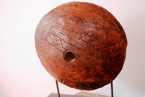 Chiave Di Volta Antica Usata Come Tirante Per Tende di Popoli Nomadi. Oggetti Molto Rari E Di Difficile Reperibilità Originali Dell'India Del Nord, Zona Gujarath E Confini Con Pakisthan. Formati Da Un Unica Sezione Di Tronco Poi Resa "Scultura" Con Basamento In Metallo. Dimensioni Diametro 40 Profondità 20cm.
