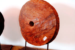 Chiave Di Volta Antica Usata Come Tirante Per Tende di Popoli Nomadi. Oggetti Molto Rari E Di Difficile Reperibilità Originali Dell'India Del Nord, Zona Gujarath E Confini Con Pakisthan. Formati Da Un Unica Sezione Di Tronco Poi Resa "Scultura" Con Basamento In Metallo. Dimensioni Diametro 40 Profondità 20cm.