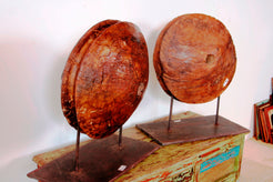 Chiave Di Volta Antica Usata Come Tirante Per Tende di Popoli Nomadi. Oggetti Molto Rari E Di Difficile Reperibilità Originali Dell'India Del Nord, Zona Gujarath E Confini Con Pakisthan. Formati Da Un Unica Sezione Di Tronco Poi Resa "Scultura" Con Basamento In Metallo. Dimensioni Diametro 40 Profondità 20cm.