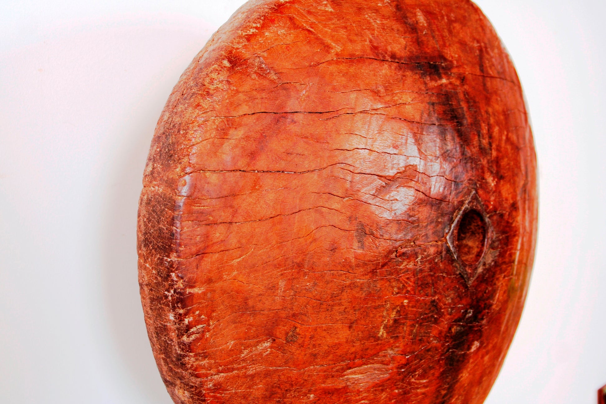 Chiave Di Volta Antica Usata Come Tirante Per Tende di Popoli Nomadi. Oggetti Molto Rari E Di Difficile Reperibilità Originali Dell'India Del Nord, Zona Gujarath E Confini Con Pakisthan. Formati Da Un Unica Sezione Di Tronco Poi Resa "Scultura" Con Basamento In Metallo. Dimensioni Diametro 40 Profondità 20cm.