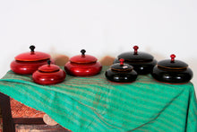 Carica l&#39;immagine nel visualizzatore di Gallery, Box Tabacco India In Legno Di Teak Laccato. Dimensioni Diametro 25 h15cm.