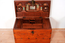 Carica l&#39;immagine nel visualizzatore di Gallery, Baule coloniale indiano in legno di teak con incisioni in bronzo.Finemente lavorato internamente con piccoli scomparti e cassettini. Venivano usate in genere dagli inglesi per i continui spostamenti per contenere spezie, trucco e gioielli di uso giornaliero. Pezzo interamente originale e perfettamente integro, di difficile reperibilità. Databile fine &#39;800 primi &#39;900. Dimensioni 60x34xh42cm.