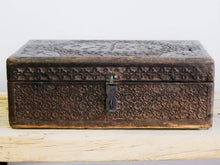 Carica l&#39;immagine nel visualizzatore di Gallery, Antica Scatola, Bauletto Indiano Coloniale In Legno Di Teak E Osso Intarsiato Finemente , Venivano Usate In Genere Dagli Inglesi Per I Continui Spostamenti Per Contenere Spezie, Trucco E Gioielli Di Uso Giornaliero.  Pezzo Interamente Originale E Perfettamente Integro,  Di Difficile Reperibilità, Databile Metà &#39;800.  Dimensioni 35x23xh13cm .
