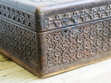 Carica l&#39;immagine nel visualizzatore di Gallery, Antica Scatola, Bauletto Indiano Coloniale In Legno Di Teak E Osso Intarsiato Finemente , Venivano Usate In Genere Dagli Inglesi Per I Continui Spostamenti Per Contenere Spezie, Trucco E Gioielli Di Uso Giornaliero.  Pezzo Interamente Originale E Perfettamente Integro,  Di Difficile Reperibilità, Databile Metà &#39;800.  Dimensioni 35x23xh13cm .