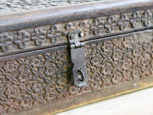 Carica l&#39;immagine nel visualizzatore di Gallery, Antica Scatola, Bauletto Indiano Coloniale In Legno Di Teak E Osso Intarsiato Finemente , Venivano Usate In Genere Dagli Inglesi Per I Continui Spostamenti Per Contenere Spezie, Trucco E Gioielli Di Uso Giornaliero.  Pezzo Interamente Originale E Perfettamente Integro,  Di Difficile Reperibilità, Databile Metà &#39;800.  Dimensioni 35x23xh13cm .