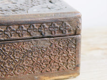 Carica l&#39;immagine nel visualizzatore di Gallery, Antica Scatola, Bauletto Indiano Coloniale In Legno Di Teak E Osso Intarsiato Finemente , Venivano Usate In Genere Dagli Inglesi Per I Continui Spostamenti Per Contenere Spezie, Trucco E Gioielli Di Uso Giornaliero.  Pezzo Interamente Originale E Perfettamente Integro,  Di Difficile Reperibilità, Databile Metà &#39;800.  Dimensioni 35x23xh13cm .