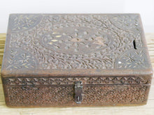 Carica l&#39;immagine nel visualizzatore di Gallery, Antica Scatola, Bauletto Indiano Coloniale In Legno Di Teak E Osso Intarsiato Finemente , Venivano Usate In Genere Dagli Inglesi Per I Continui Spostamenti Per Contenere Spezie, Trucco E Gioielli Di Uso Giornaliero.  Pezzo Interamente Originale E Perfettamente Integro,  Di Difficile Reperibilità, Databile Metà &#39;800.  Dimensioni 35x23xh13cm .