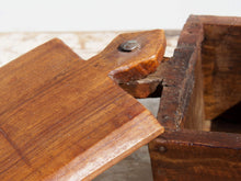 Carica l&#39;immagine nel visualizzatore di Gallery, scatola portaspezie indiana in legno, con manico e apertura scorrevole. Ricavata da un unico tronco incavato a mano , pezzo unico.  31x14xh11cm  per ulteriori info o foto https://www.pinterest.it/etnikobycrosato/_saved/ https://www.facebook.com/etnikobycrosato https://www.instagram.com/etnikobycrosato/ 0039 3338778241 info@etniko.it