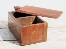 Carica l&#39;immagine nel visualizzatore di Gallery, scatola portaspezie indiana in legno, con manico e apertura scorrevole. Ricavata da un unico tronco incavato a mano , pezzo unico.  31x14xh11cm  per ulteriori info o foto https://www.pinterest.it/etnikobycrosato/_saved/ https://www.facebook.com/etnikobycrosato https://www.instagram.com/etnikobycrosato/ 0039 3338778241 info@etniko.it