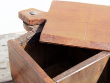 Carica l&#39;immagine nel visualizzatore di Gallery, scatola portaspezie indiana in legno, con manico e apertura scorrevole. Ricavata da un unico tronco incavato a mano , pezzo unico.  31x14xh11cm  per ulteriori info o foto https://www.pinterest.it/etnikobycrosato/_saved/ https://www.facebook.com/etnikobycrosato https://www.instagram.com/etnikobycrosato/ 0039 3338778241 info@etniko.it