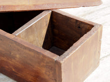 Carica l&#39;immagine nel visualizzatore di Gallery, scatola portaspezie indiana in legno, con manico e apertura scorrevole. Ricavata da un unico tronco incavato a mano , pezzo unico.  31x14xh11cm  per ulteriori info o foto https://www.pinterest.it/etnikobycrosato/_saved/ https://www.facebook.com/etnikobycrosato https://www.instagram.com/etnikobycrosato/ 0039 3338778241 info@etniko.it