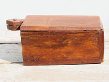 Carica l&#39;immagine nel visualizzatore di Gallery, scatola portaspezie indiana in legno, con manico e apertura scorrevole. Ricavata da un unico tronco incavato a mano , pezzo unico.  31x14xh11cm  per ulteriori info o foto https://www.pinterest.it/etnikobycrosato/_saved/ https://www.facebook.com/etnikobycrosato https://www.instagram.com/etnikobycrosato/ 0039 3338778241 info@etniko.it