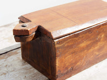 Carica l&#39;immagine nel visualizzatore di Gallery, scatola portaspezie indiana in legno, con manico e apertura scorrevole. Ricavata da un unico tronco incavato a mano , pezzo unico.  31x14xh11cm  per ulteriori info o foto https://www.pinterest.it/etnikobycrosato/_saved/ https://www.facebook.com/etnikobycrosato https://www.instagram.com/etnikobycrosato/ 0039 3338778241 info@etniko.it