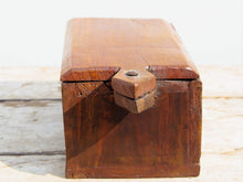 Carica l&#39;immagine nel visualizzatore di Gallery, scatola portaspezie indiana in legno, con manico e apertura scorrevole. Ricavata da un unico tronco incavato a mano , pezzo unico.  31x14xh11cm  per ulteriori info o foto https://www.pinterest.it/etnikobycrosato/_saved/ https://www.facebook.com/etnikobycrosato https://www.instagram.com/etnikobycrosato/ 0039 3338778241 info@etniko.it
