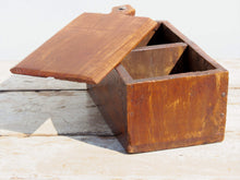 Carica l&#39;immagine nel visualizzatore di Gallery, scatola portaspezie indiana in legno, con manico e apertura scorrevole. Ricavata da un unico tronco incavato a mano , pezzo unico.  31x14xh11cm  per ulteriori info o foto https://www.pinterest.it/etnikobycrosato/_saved/ https://www.facebook.com/etnikobycrosato https://www.instagram.com/etnikobycrosato/ 0039 3338778241 info@etniko.it