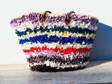 Carica l&#39;immagine nel visualizzatore di Gallery, borsa marocchina realizzata a mano con pezzi di tessuto di riciclo, per lo più cotone e lana, interno in paglia intrecciata e manici in pelle. Pezzo unico. Dimensioni 56x30xh34cm  per info ed ulteriori foto info@etniko.it facebook / instagram / pinterest : etnikobycrosato 0039 3338778241