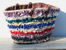 Carica l&#39;immagine nel visualizzatore di Gallery, borsa marocchina realizzata a mano con pezzi di tessuto di riciclo, per lo più cotone e lana, interno in paglia intrecciata e manici in pelle. Pezzo unico. Dimensioni 56x30xh34cm  per info ed ulteriori foto info@etniko.it facebook / instagram / pinterest : etnikobycrosato 0039 3338778241