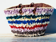 Carica l&#39;immagine nel visualizzatore di Gallery, borsa marocchina realizzata a mano con pezzi di tessuto di riciclo, per lo più cotone e lana, interno in paglia intrecciata e manici in pelle. Pezzo unico. Dimensioni 56x30xh34cm  per info ed ulteriori foto info@etniko.it facebook / instagram / pinterest : etnikobycrosato 0039 3338778241