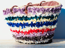 Carica l&#39;immagine nel visualizzatore di Gallery, borsa marocchina realizzata a mano con pezzi di tessuto di riciclo, per lo più cotone e lana, interno in paglia intrecciata e manici in pelle. Pezzo unico. Dimensioni 56x30xh34cm  per info ed ulteriori foto info@etniko.it facebook / instagram / pinterest : etnikobycrosato 0039 3338778241
