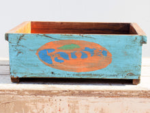 Carica l&#39;immagine nel visualizzatore di Gallery, portabibite, scatola , box indiano in legno di teak dipinta FANTA.  costruita ed assemblata artigianalmente .  dimensioni 47x38xh17cm   per qualsiasi info, altre foto di articoli simili segui il sito e social whatsapp 0039 3338778241 ig/fb/pinterest : etnikobycrosato info@etniko.it