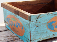 Carica l&#39;immagine nel visualizzatore di Gallery, portabibite, scatola , box indiano in legno di teak dipinta FANTA.  costruita ed assemblata artigianalmente .  dimensioni 47x38xh17cm   per qualsiasi info, altre foto di articoli simili segui il sito e social whatsapp 0039 3338778241 ig/fb/pinterest : etnikobycrosato info@etniko.it