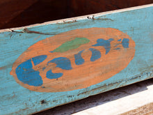 Carica l&#39;immagine nel visualizzatore di Gallery, portabibite, scatola , box indiano in legno di teak dipinta FANTA.  costruita ed assemblata artigianalmente .  dimensioni 47x38xh17cm   per qualsiasi info, altre foto di articoli simili segui il sito e social whatsapp 0039 3338778241 ig/fb/pinterest : etnikobycrosato info@etniko.it