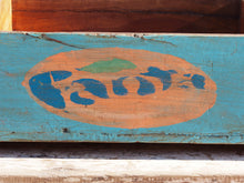 Carica l&#39;immagine nel visualizzatore di Gallery, portabibite, scatola , box indiano in legno di teak dipinta FANTA.  costruita ed assemblata artigianalmente .  dimensioni 47x38xh17cm   per qualsiasi info, altre foto di articoli simili segui il sito e social whatsapp 0039 3338778241 ig/fb/pinterest : etnikobycrosato info@etniko.it