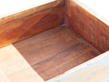 Carica l&#39;immagine nel visualizzatore di Gallery, portabibite, scatola , box indiano in legno di teak dipinta FANTA.  costruita ed assemblata artigianalmente .  dimensioni 47x38xh17cm   per qualsiasi info, altre foto di articoli simili segui il sito e social whatsapp 0039 3338778241 ig/fb/pinterest : etnikobycrosato info@etniko.it