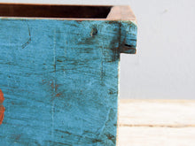 Carica l&#39;immagine nel visualizzatore di Gallery, portabibite, scatola , box indiano in legno di teak dipinta FANTA.  costruita ed assemblata artigianalmente .  dimensioni 47x38xh17cm   per qualsiasi info, altre foto di articoli simili segui il sito e social whatsapp 0039 3338778241 ig/fb/pinterest : etnikobycrosato info@etniko.it