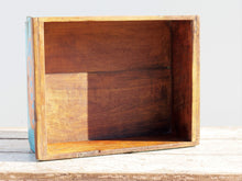 Carica l&#39;immagine nel visualizzatore di Gallery, portabibite, scatola , box indiano in legno di teak dipinta FANTA.  costruita ed assemblata artigianalmente .  dimensioni 47x38xh17cm   per qualsiasi info, altre foto di articoli simili segui il sito e social whatsapp 0039 3338778241 ig/fb/pinterest : etnikobycrosato info@etniko.it