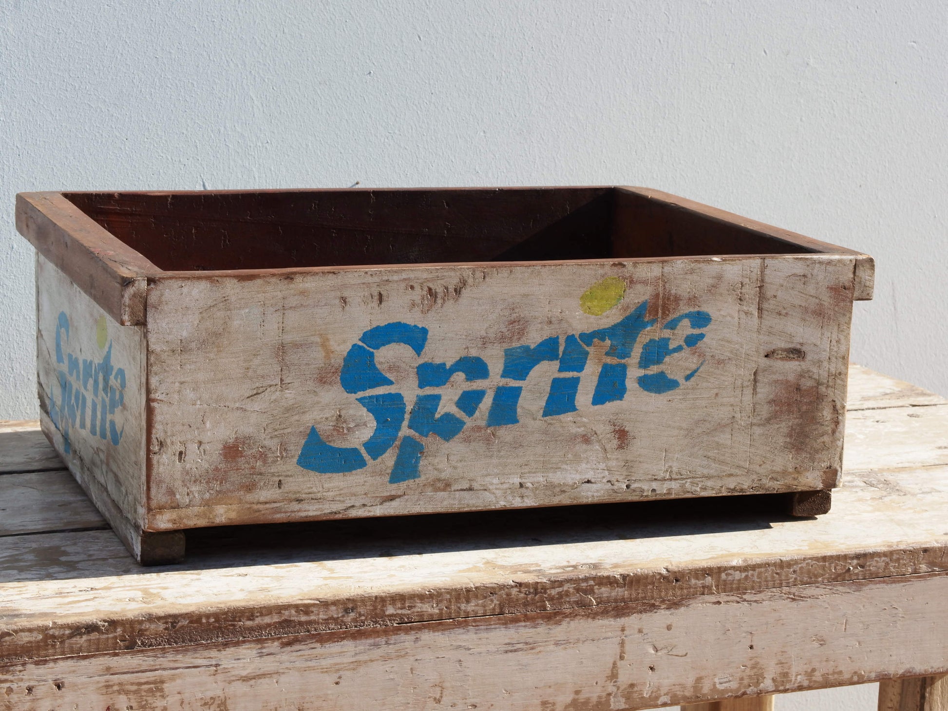 portabibite, scatola , box indiano in legno di teak dipinta SPRITE.  costruita ed assemblata artigianalmente .  dimensioni 47x38xh17cm   per qualsiasi info, altre foto di articoli simili segui il sito e social whatsapp 0039 3338778241 ig/fb/pinterest : etnikobycrosato info@etniko.it
