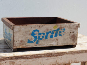 portabibite, scatola , box indiano in legno di teak dipinta SPRITE.  costruita ed assemblata artigianalmente .  dimensioni 47x38xh17cm   per qualsiasi info, altre foto di articoli simili segui il sito e social whatsapp 0039 3338778241 ig/fb/pinterest : etnikobycrosato info@etniko.it