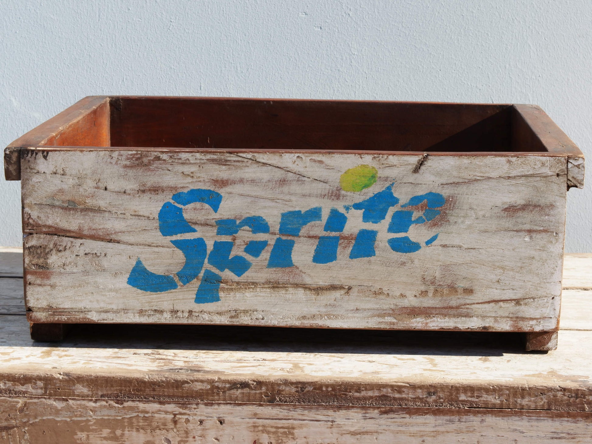 portabibite, scatola , box indiano in legno di teak dipinta SPRITE.  costruita ed assemblata artigianalmente .  dimensioni 47x38xh17cm   per qualsiasi info, altre foto di articoli simili segui il sito e social whatsapp 0039 3338778241 ig/fb/pinterest : etnikobycrosato info@etniko.it