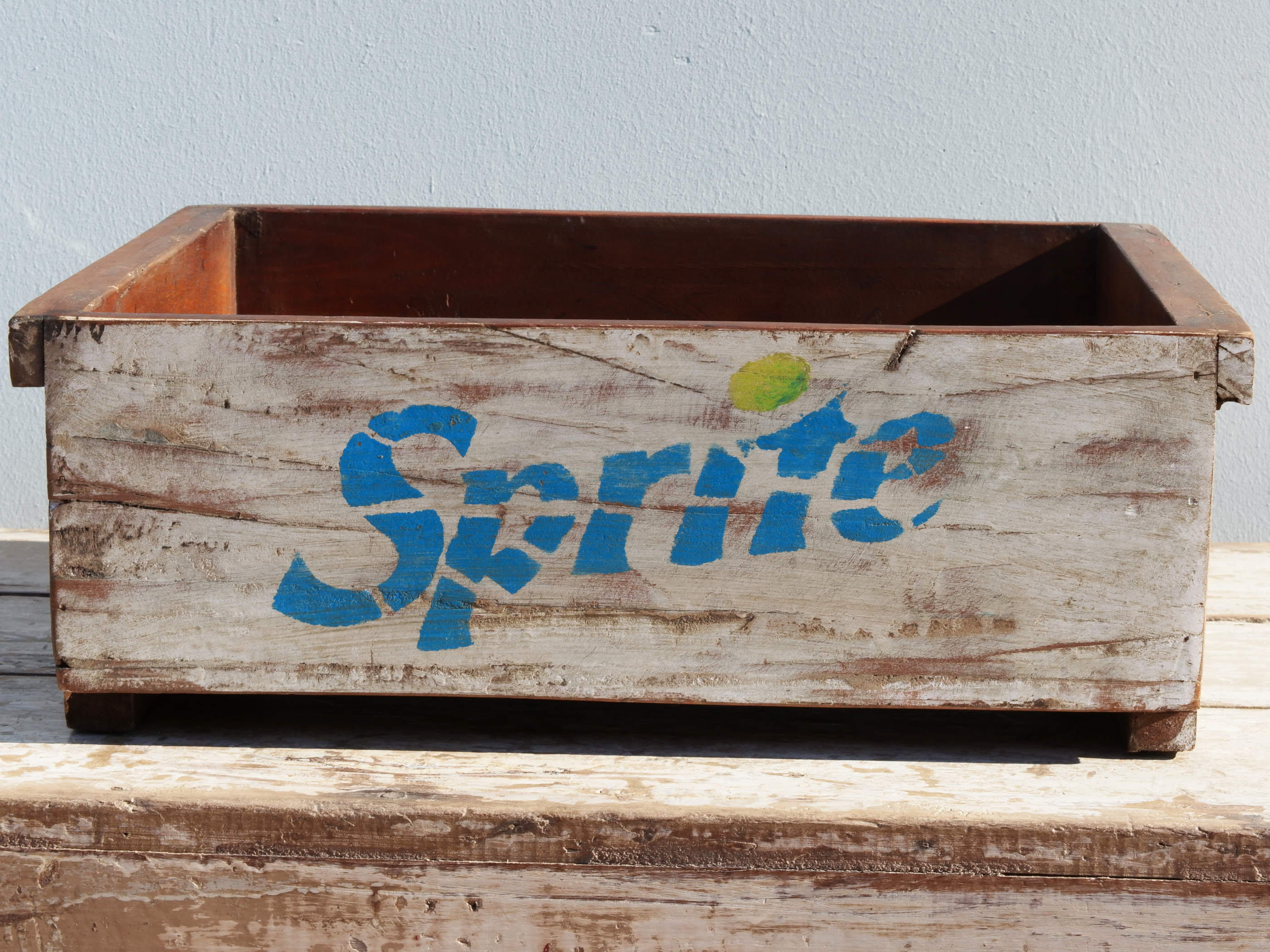 portabibite, scatola , box indiano in legno di teak dipinta SPRITE.  costruita ed assemblata artigianalmente .  dimensioni 47x38xh17cm   per qualsiasi info, altre foto di articoli simili segui il sito e social whatsapp 0039 3338778241 ig/fb/pinterest : etnikobycrosato info@etniko.it