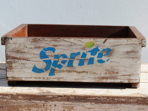portabibite, scatola , box indiano in legno di teak dipinta SPRITE.  costruita ed assemblata artigianalmente .  dimensioni 47x38xh17cm   per qualsiasi info, altre foto di articoli simili segui il sito e social whatsapp 0039 3338778241 ig/fb/pinterest : etnikobycrosato info@etniko.it