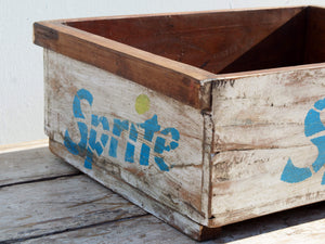 portabibite, scatola , box indiano in legno di teak dipinta SPRITE.  costruita ed assemblata artigianalmente .  dimensioni 47x38xh17cm   per qualsiasi info, altre foto di articoli simili segui il sito e social whatsapp 0039 3338778241 ig/fb/pinterest : etnikobycrosato info@etniko.it