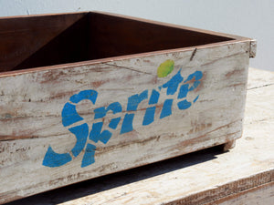 portabibite, scatola , box indiano in legno di teak dipinta SPRITE.  costruita ed assemblata artigianalmente .  dimensioni 47x38xh17cm   per qualsiasi info, altre foto di articoli simili segui il sito e social whatsapp 0039 3338778241 ig/fb/pinterest : etnikobycrosato info@etniko.it