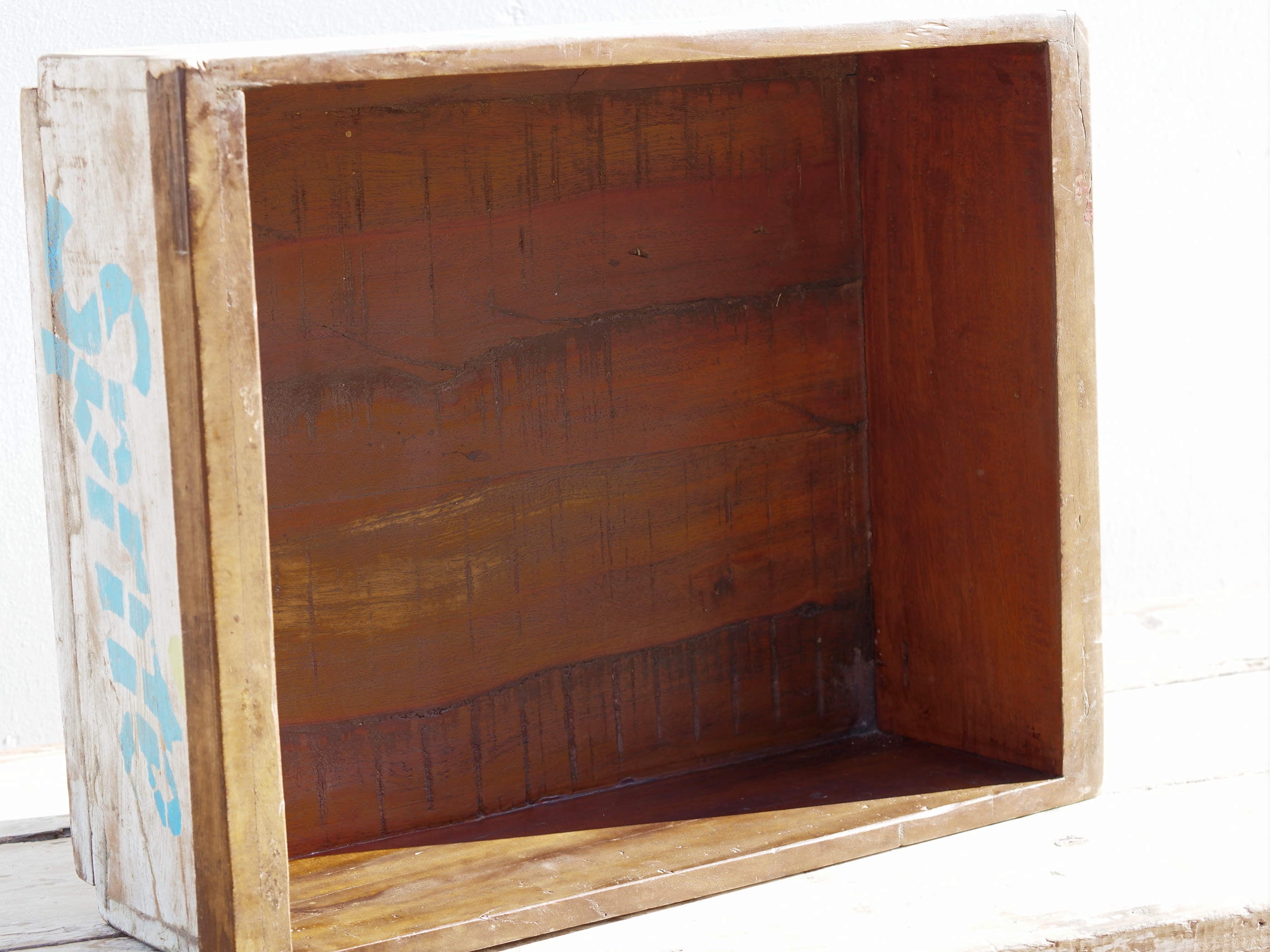 portabibite, scatola , box indiano in legno di teak dipinta SPRITE.  costruita ed assemblata artigianalmente .  dimensioni 47x38xh17cm   per qualsiasi info, altre foto di articoli simili segui il sito e social whatsapp 0039 3338778241 ig/fb/pinterest : etnikobycrosato info@etniko.it